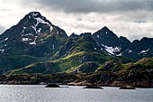 Le isole Lofoten Norvegia. L'Hurtigruten  Midnatsol esce dal Raftsundet per entrare nelle acque pi ampie davanti a Svolvaer.